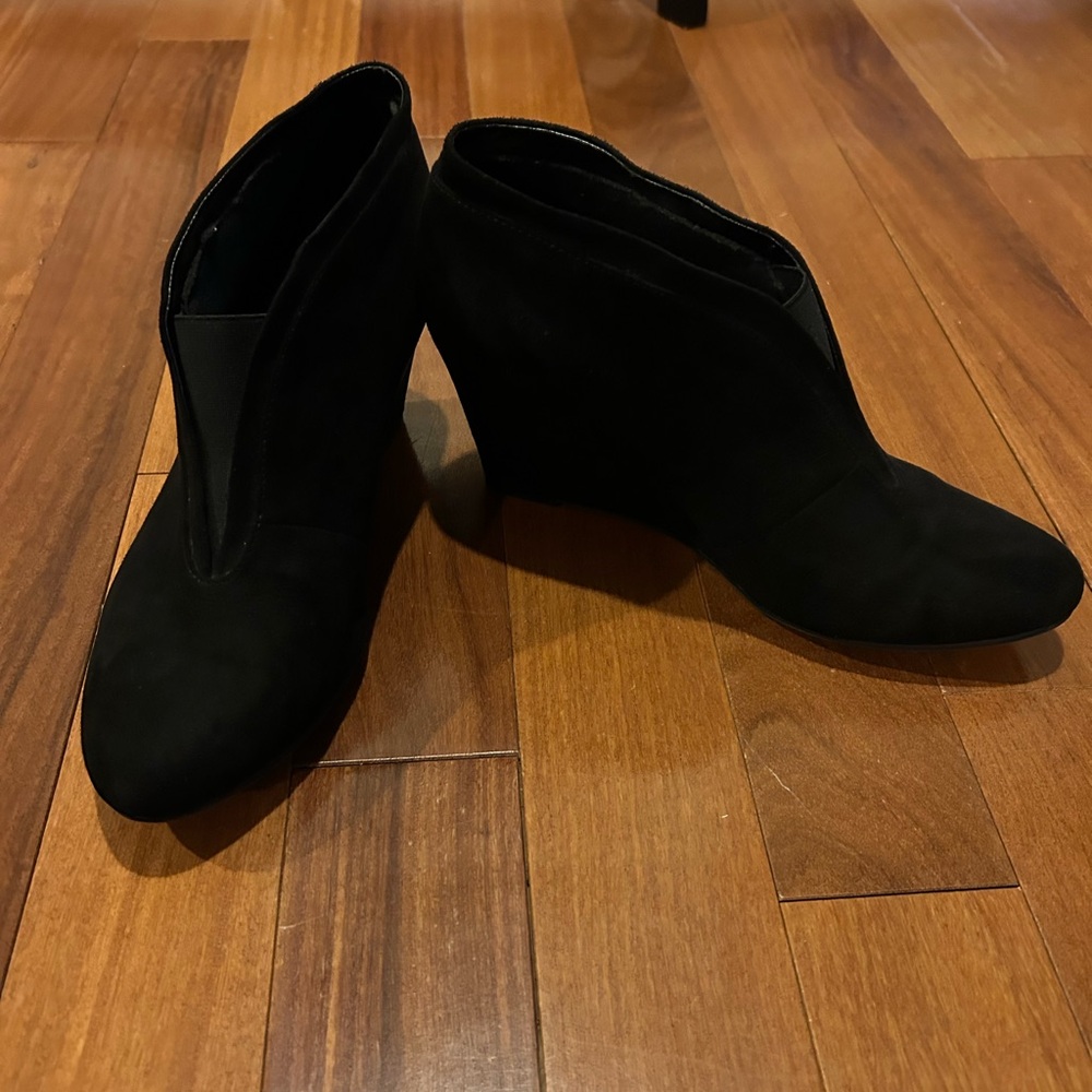 black suede Lauren Blackwell v-front wedge booties size 10